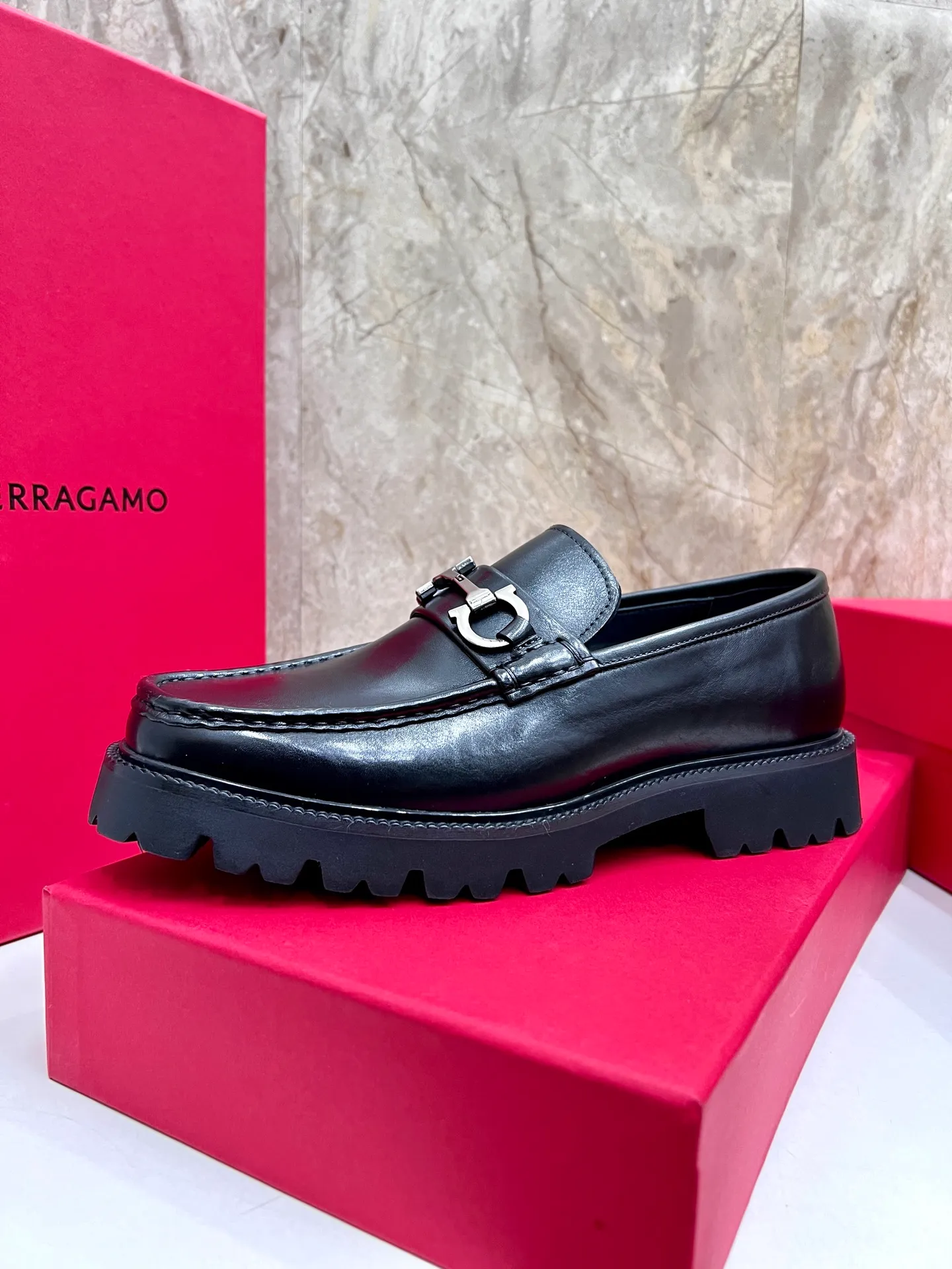 Original quality P580 Brand: Ferragamo Standard size: Men's size 38/44 (45.46 can be customized) Grade: Same style as the official website High-quality men's shoes Material: Customized first-layer calfskin with water-dyed cowhide lining Cowhide tiptoe Original non-slip and wear-resistant rubber outsole Style category: Men's formal business leather shoes are young and fashionable European and American trends British style Casual matching and comfortable feet Color: actual picture